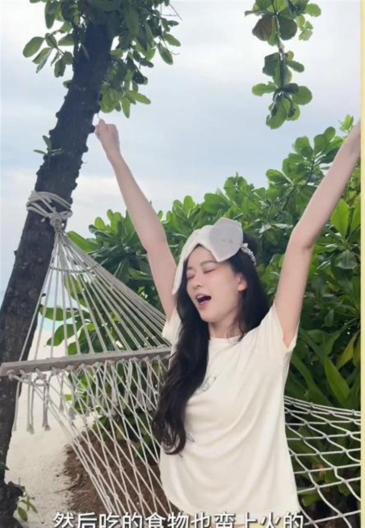 嫁进百亿豪门，上海名媛乔欣近况曝光，出国旅游很自在32岁不生娃 