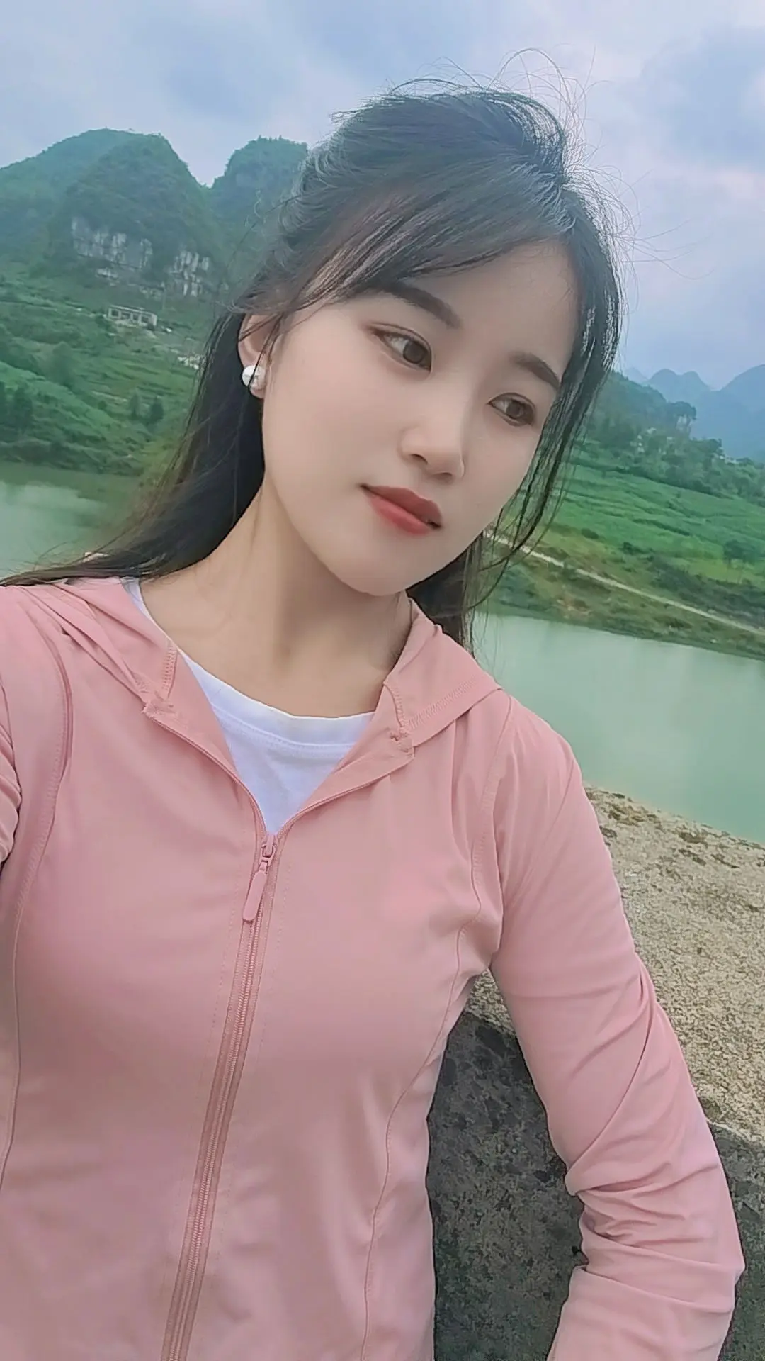 人这一辈子 遇见一个对你好的人容易，但遇见始终带你如初的人却很难，因为...