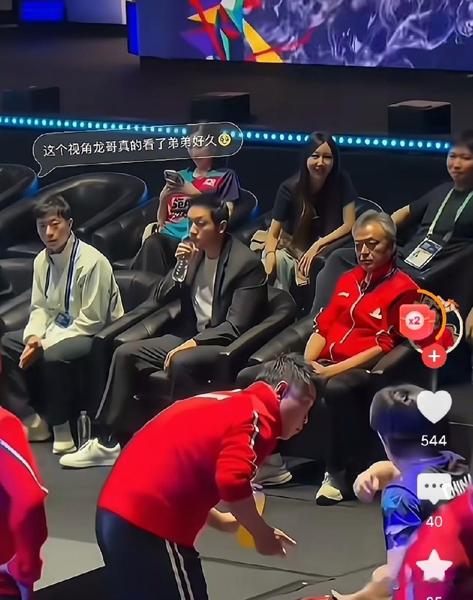 再次回看伦敦世乒赛上的这一幕，感慨颇多！

这应该是从看台上的观众视角拍摄到的一