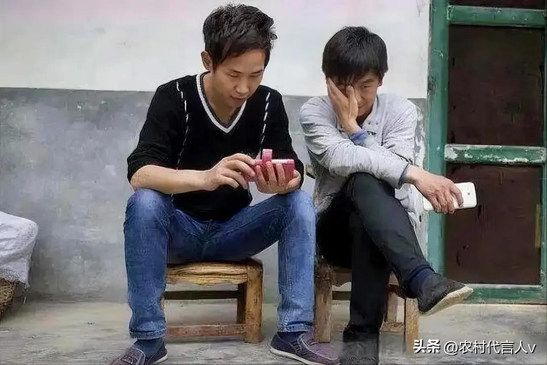 高考放榜那天，我和同桌的分数像两条平行线。他650分，去了南方的985；我380