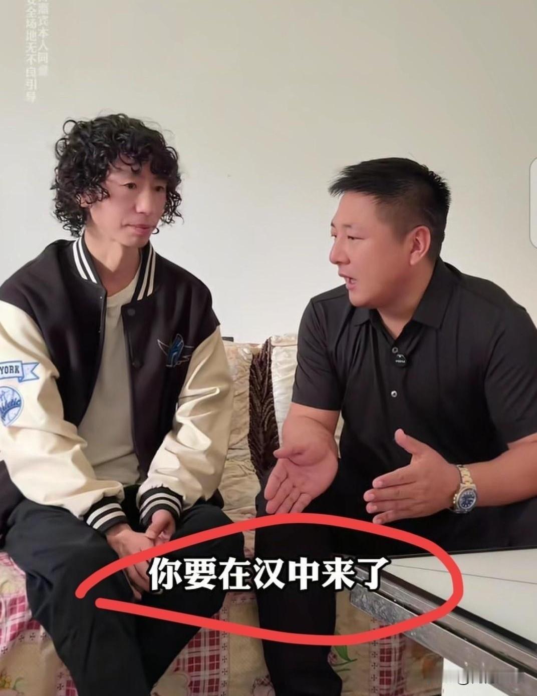 国际巨星庞麦郎回陕西老家，功成名就后衣锦还乡，当地二手车老板去到他家里拜访说：你
