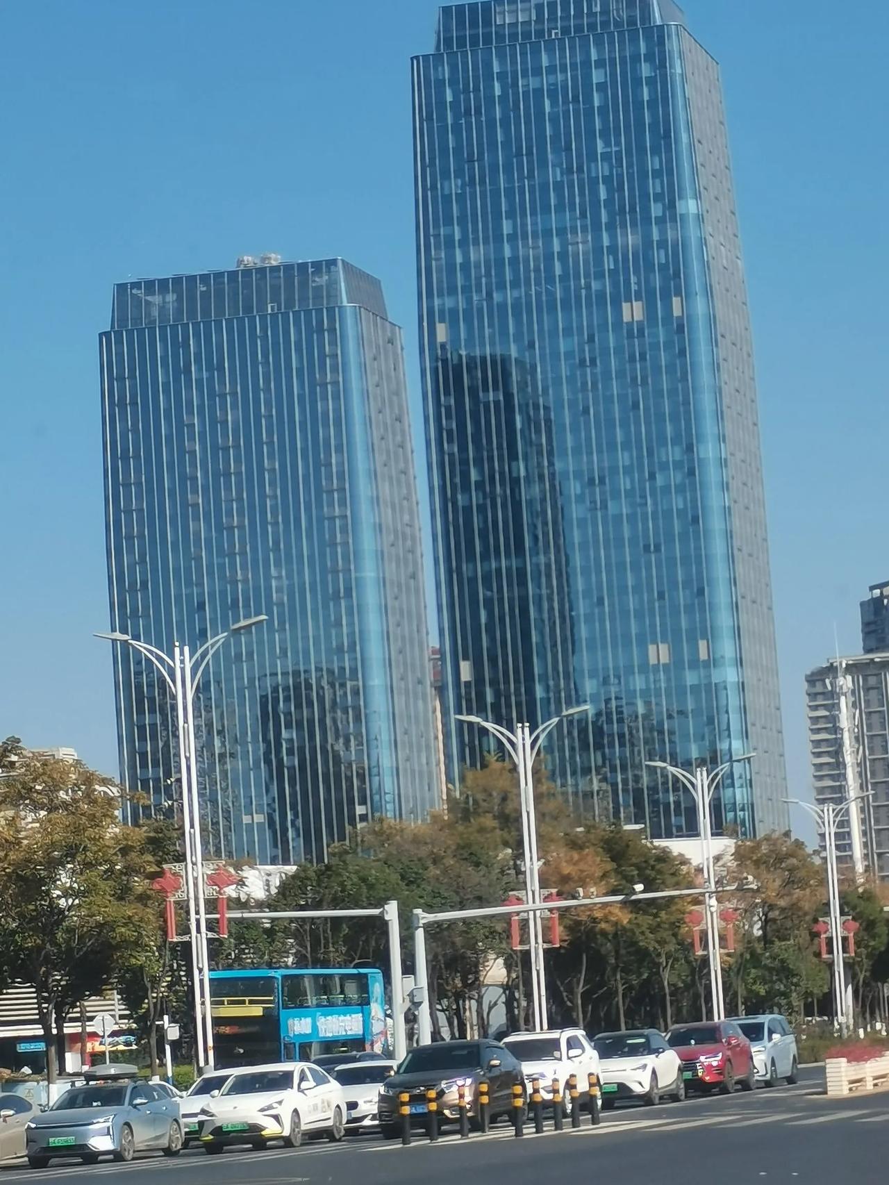 新希望在云南昆明的两幢写字楼现在出租得差不多了，矮的一幢是租给了万豪酒店集团，现