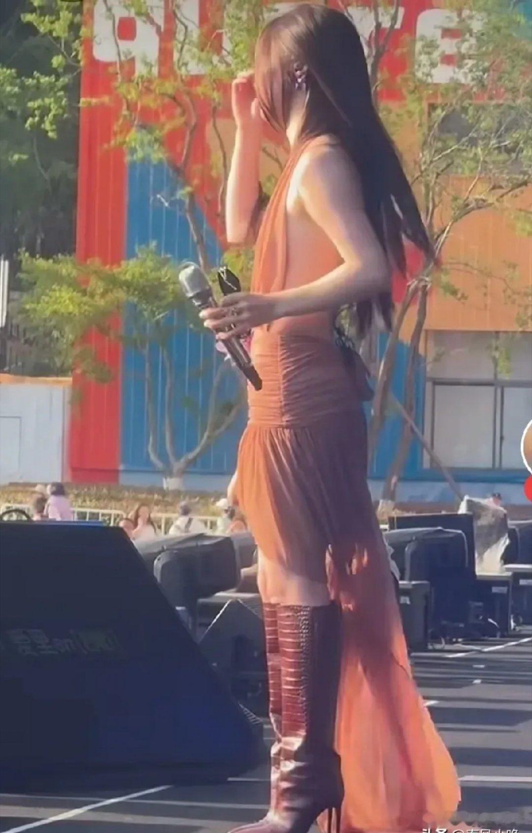 单依纯商业演出新造型依然辣眼睛，有种李健给了她cctv的门票，她却非要去ktv的