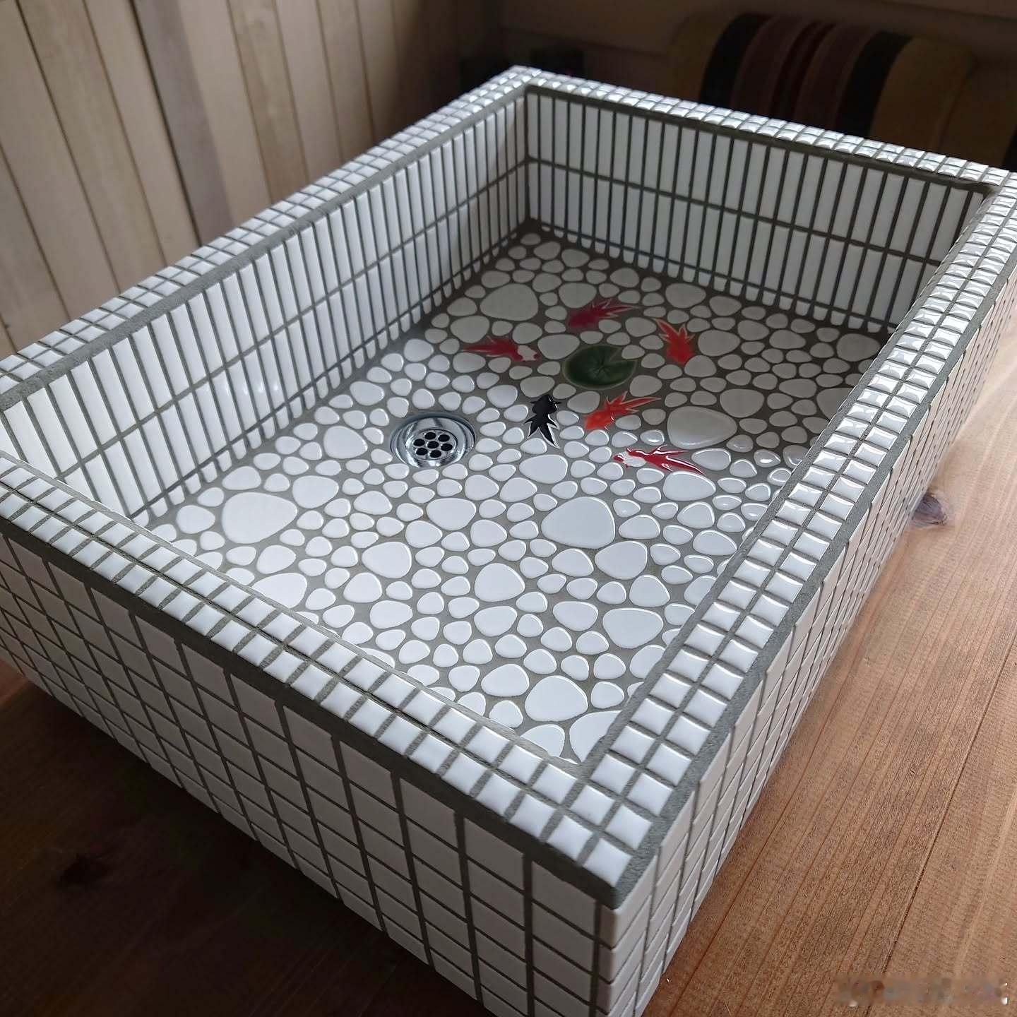 【 一个个用手工制作的美丽磁砖流理台 】这是日本「作善堂」的商品，他们也有提供海