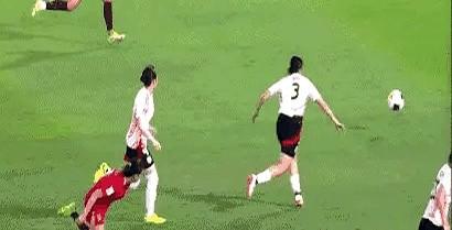 绝佳的单刀机会，球已经喂到了脚下。U20女足的姑娘只要抡起大腿，这球就是必进。但