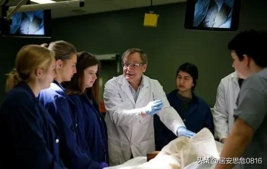 ◽
新入学的一年级医学生正在上第一堂解剖课。

他们围着一张桌子，桌上摆放着一具