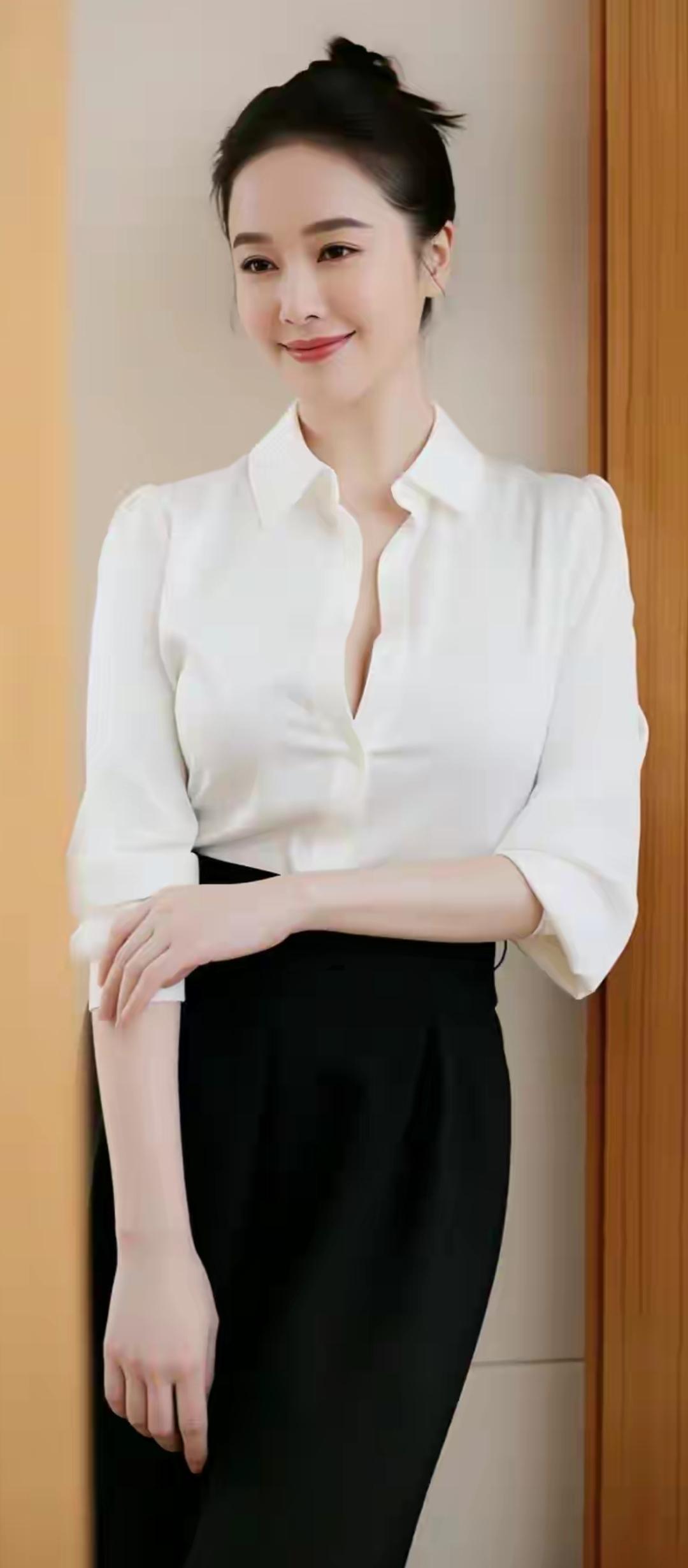 白衣如雪，黑裙似墨。