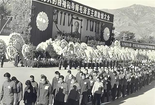 五十年前，毛主席他老人家永远离开了我们。

今天，见到许多官方媒体发表缅怀伟人的