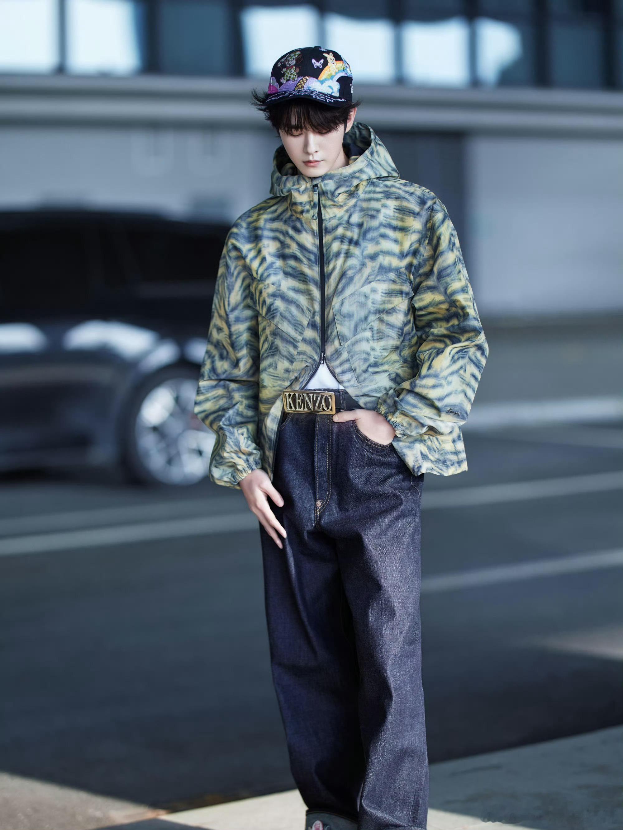 田嘉瑞身穿KENZO 2026春夏系列亮相机场，连续第三季受邀参加品牌时装周大秀