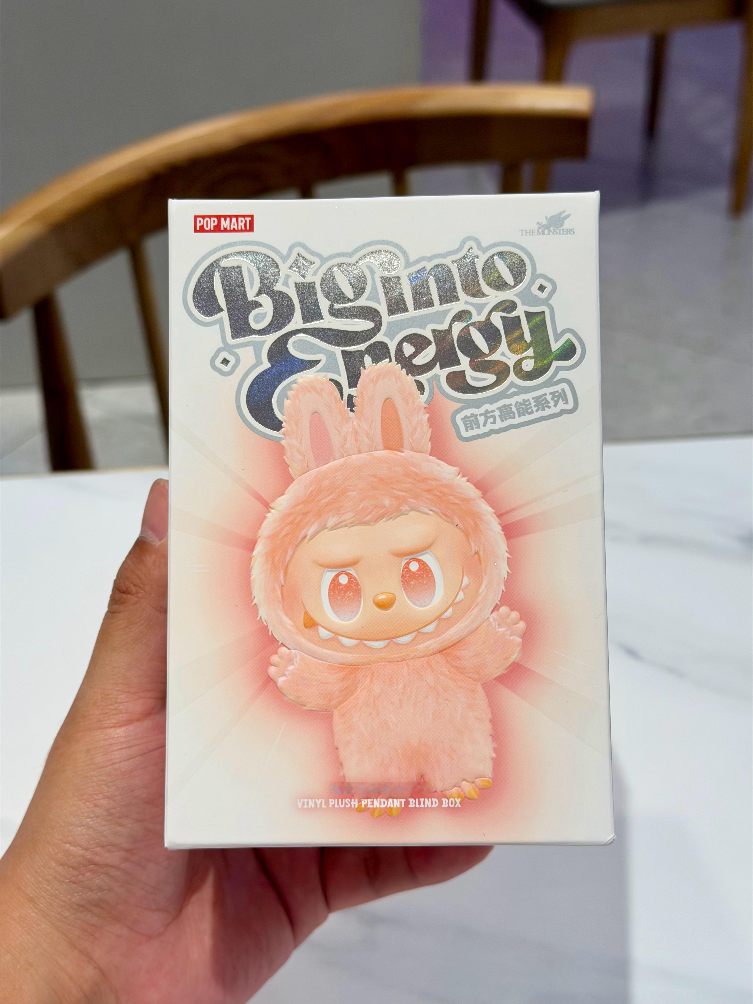 刚在泡泡玛特买了一个Labubu，抽到的是LOVE爱，怎么说，算不算49年入国军