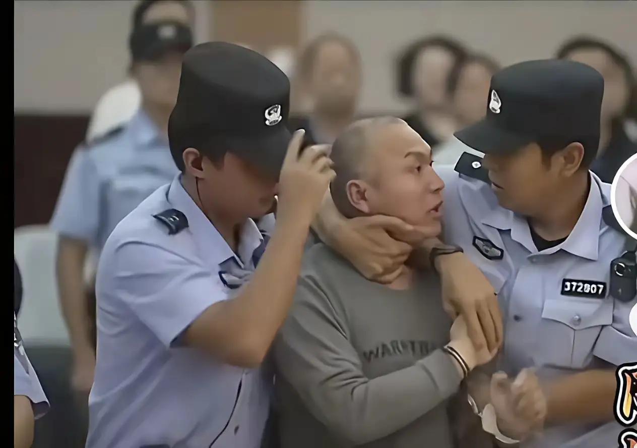 能到别人家里抢孩子，这样的狂徒也许根本就没有悔过之心。在庭审现场，他毫不掩饰自己