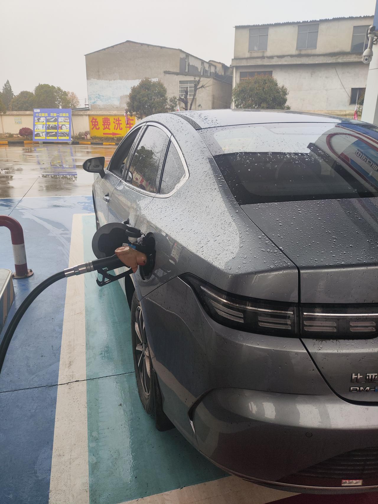 加油了加油了，今天必须加满！油表还剩110公里，再加300元，正好合适！过了今天