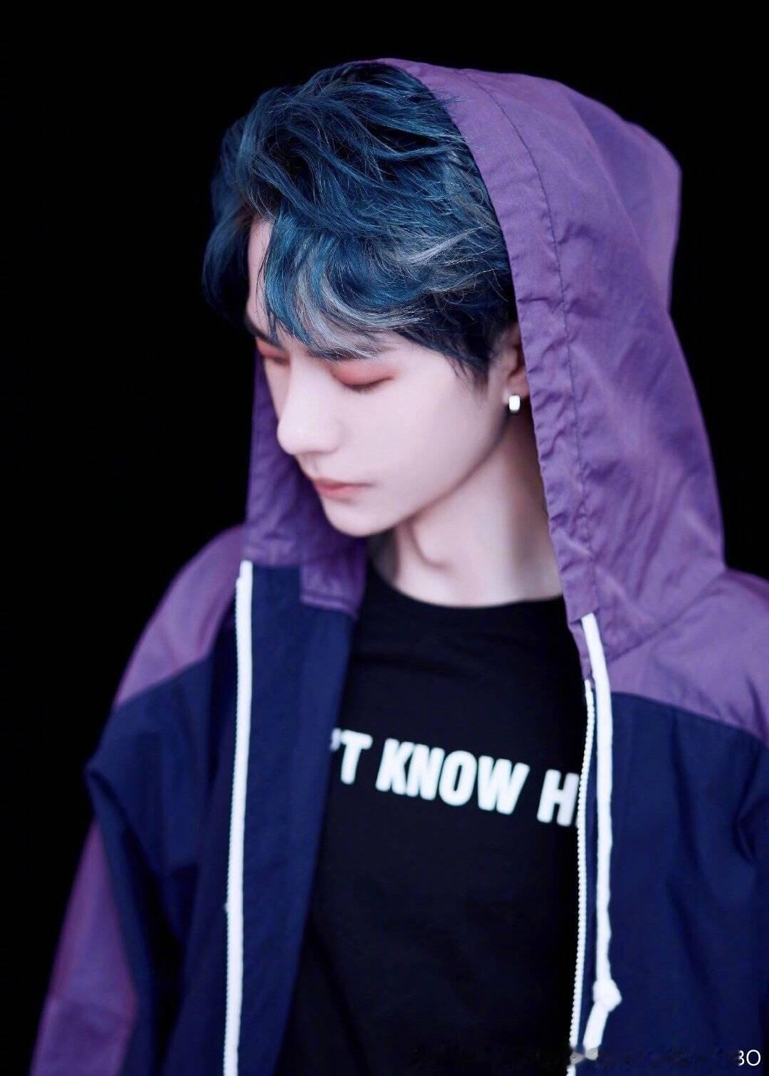 王一博VogueMen生日刊上一次看王一博带耳钉还是创造101那个时候的王一博可