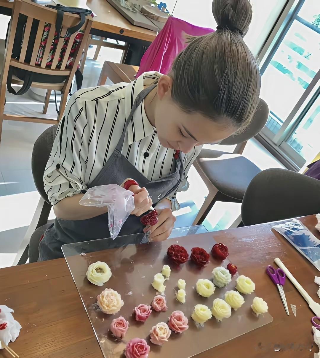 昆凌一定上过烘焙培训班或者自带烘焙天赋，蛋糕上的裱花做得也太精致漂亮，完全达到了