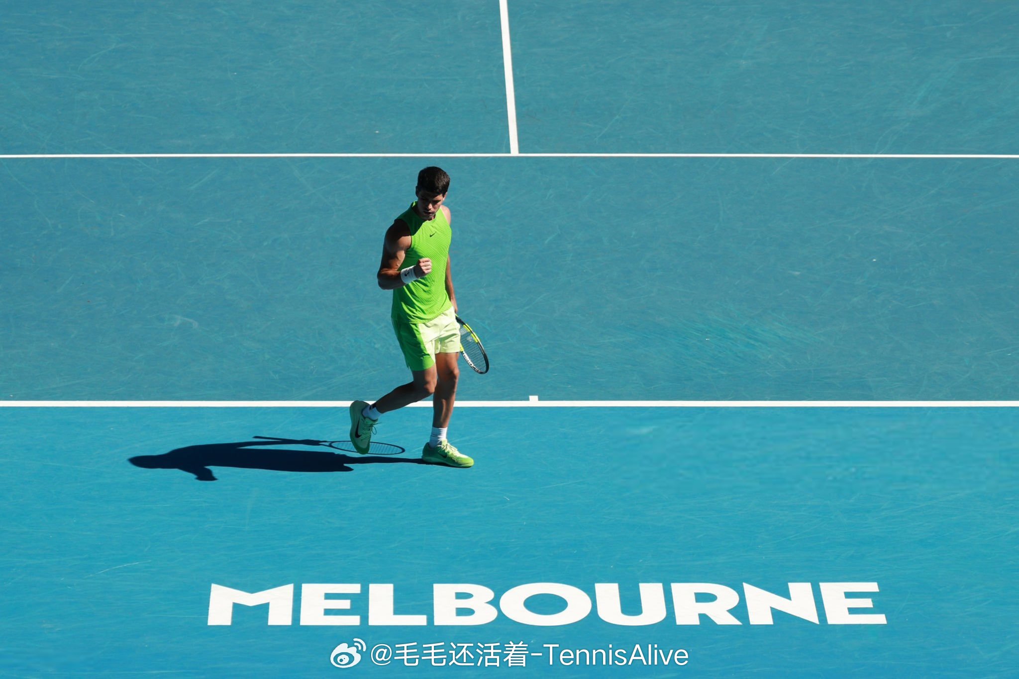 阿卡双误，决胜盘上来就被破发。阿尔卡拉斯vs兹维列夫这很澳网