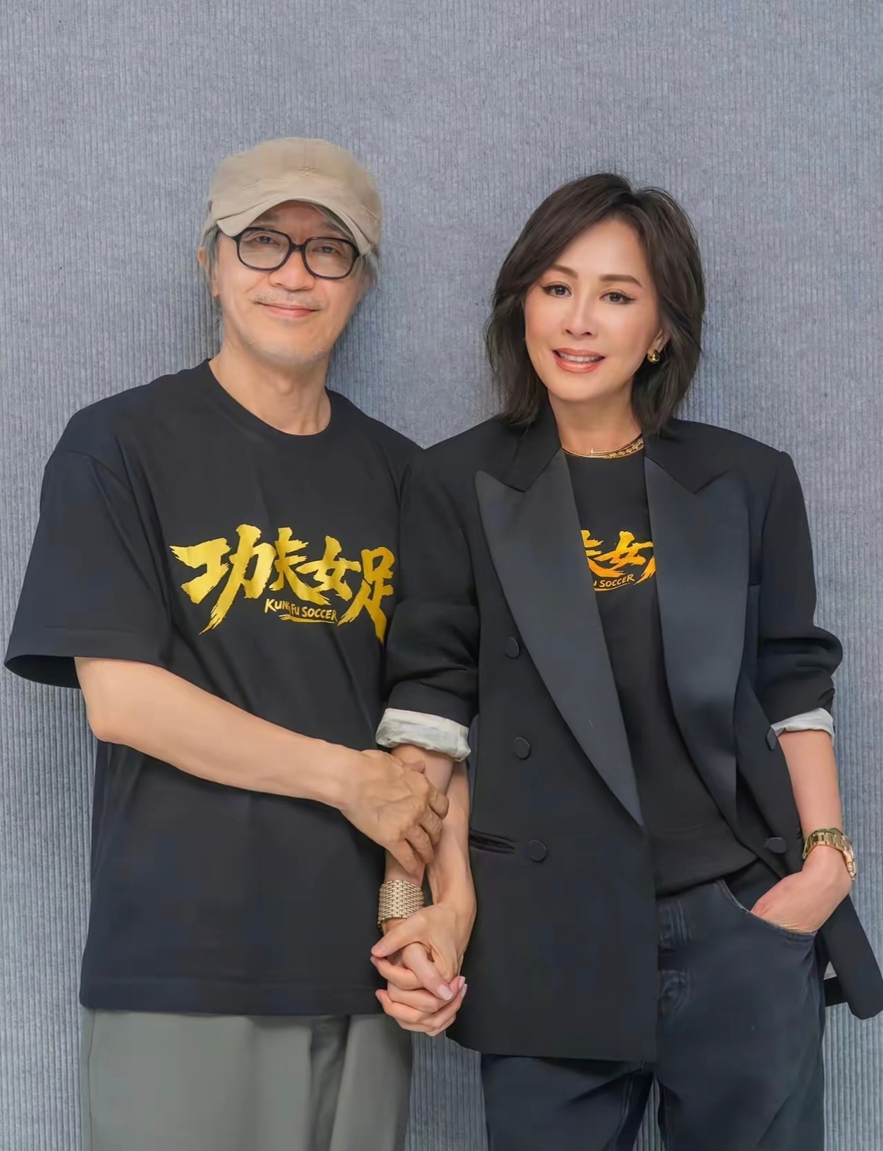 刘嘉玲晒和周星驰合影，手牵手、拥抱，老友之间的情谊！很多人说周星驰孤傲、不好相处