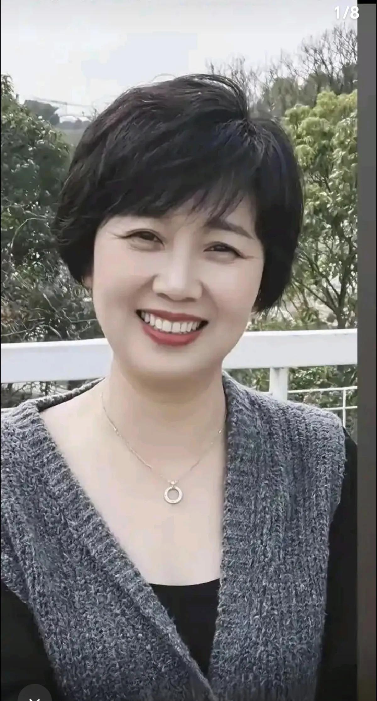 六十岁的人啦，依然韵味十足，魅力四射。友友们：她象六十岁的老太太吗？