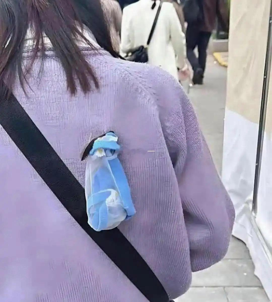 跟了她一路了，到底要不要提醒她呢 
