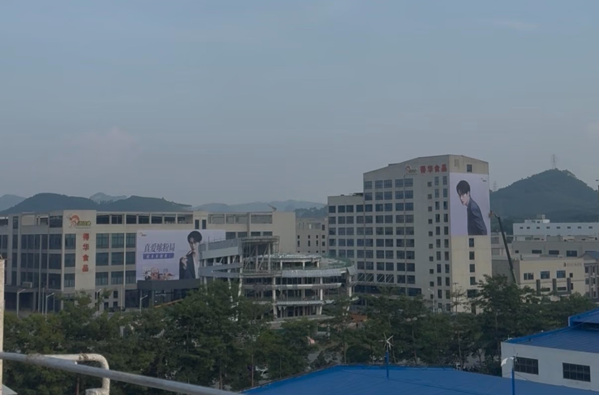 duang大两个檀健次巨幅海报好欢螺在疯狂炫耀代言人的美貌中… 