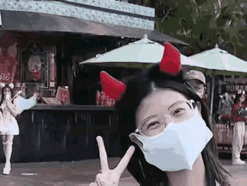 你们在讨论什么，看你们的表情不简单[大笑][大笑][大笑][大笑]