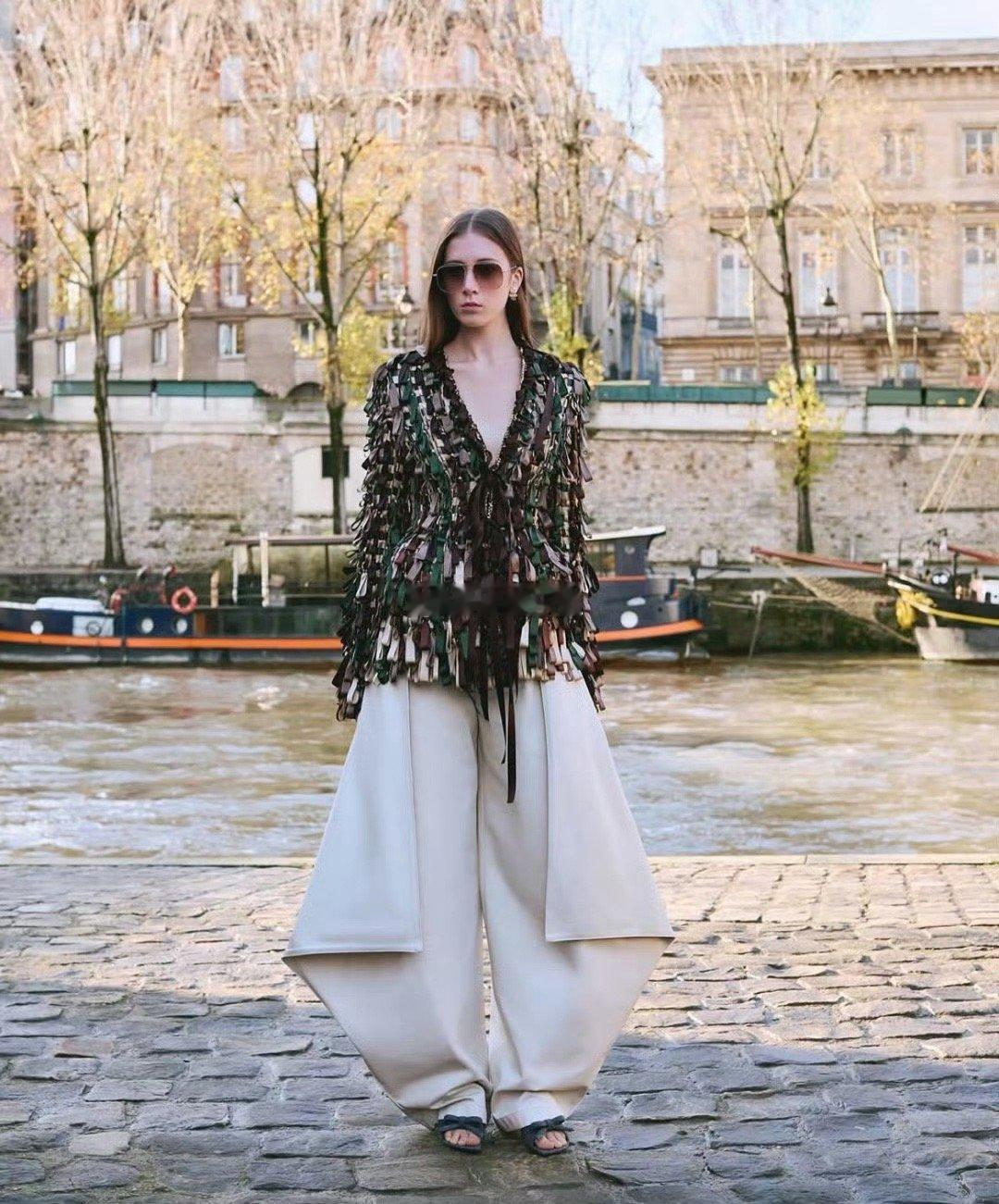 今年最烂大街的穿搭 那一定是弯刀裤及衍生的松弛感穿搭，看Dior 2026早秋系