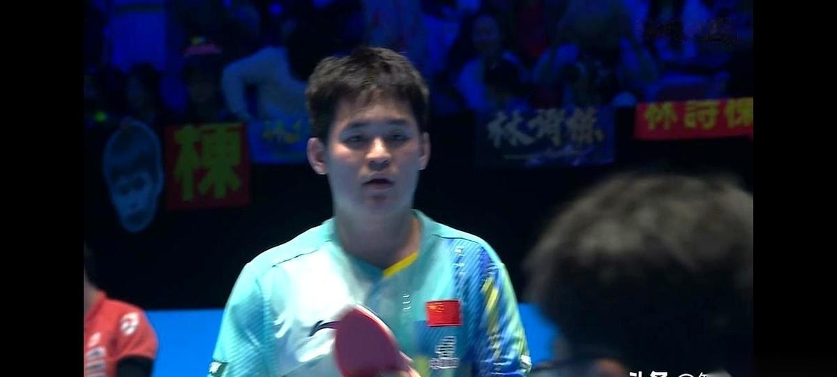 3比1，林诗栋一只脚已经踏进了亚洲杯四强的大门。
球拍在他手里，感觉一切尽在掌握