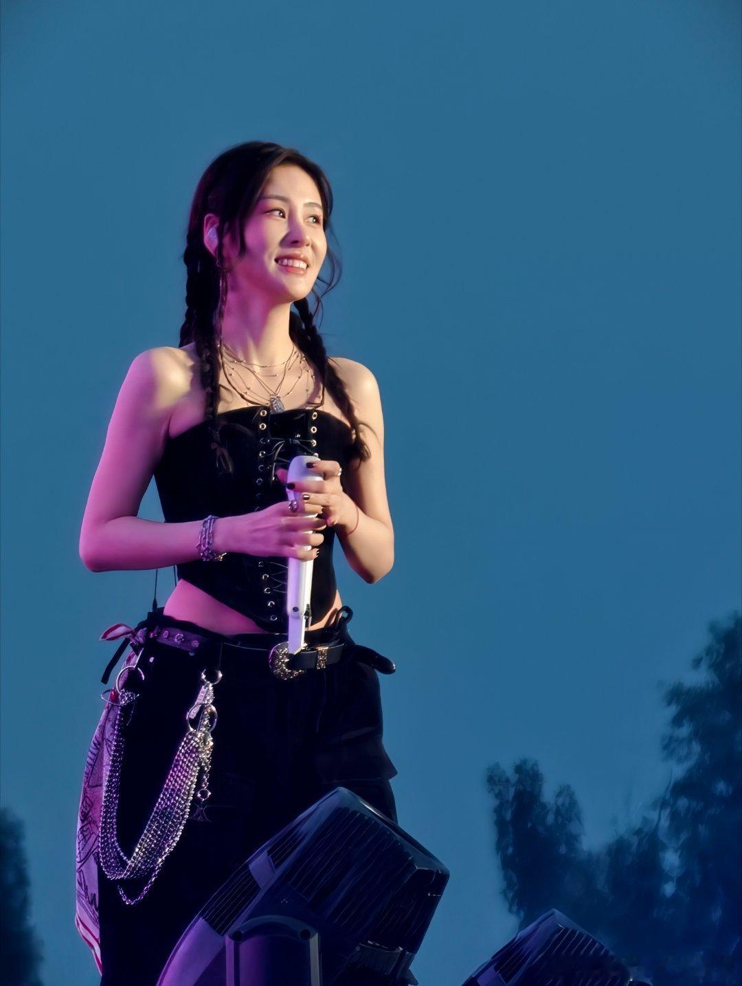 可太美了！会发光！人美歌好，今晚太美好了大眼音乐节
