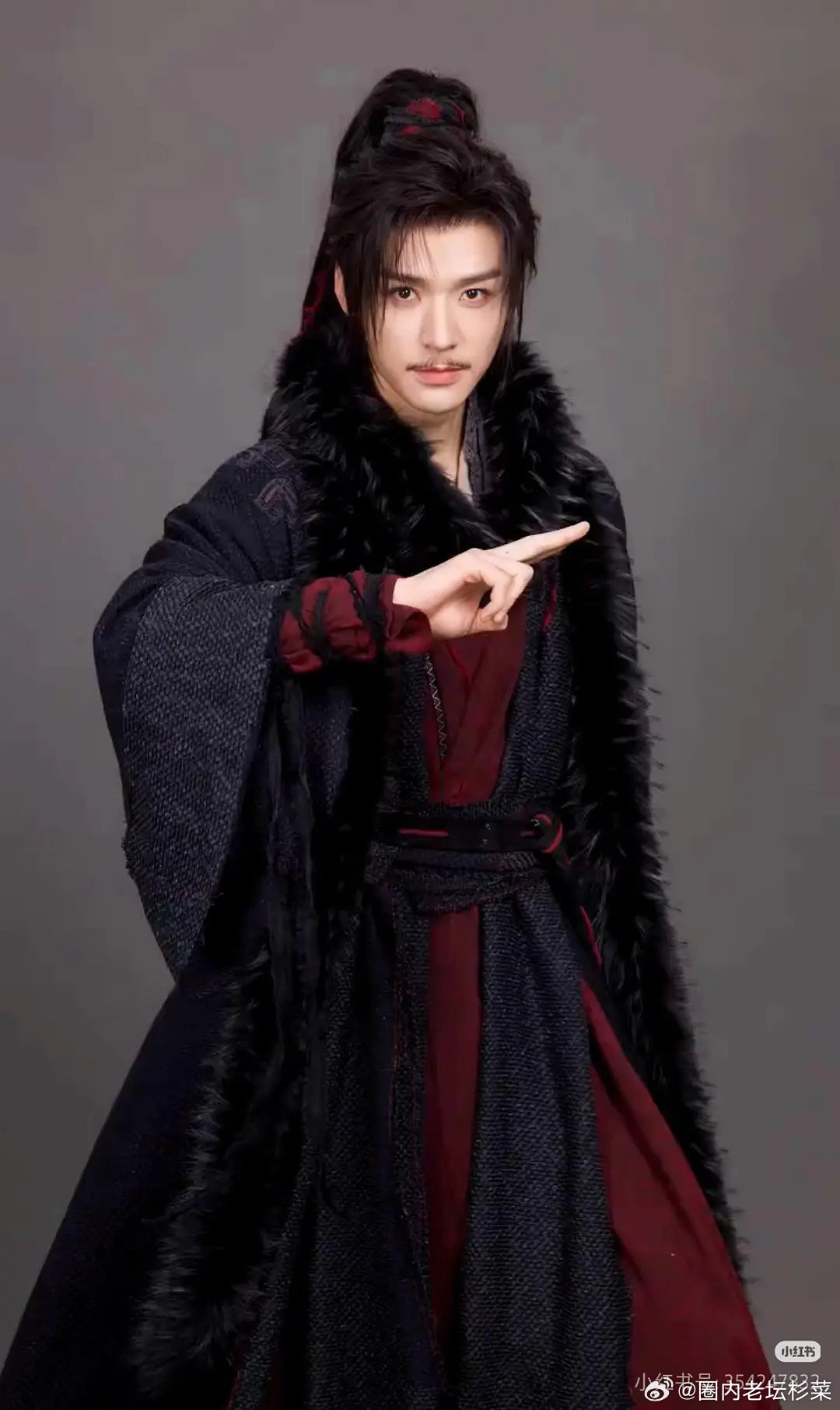 不是有胡子毛毛领就是陆小凤，张智霖珠玉在前很难超越，龚俊自己努力吧 