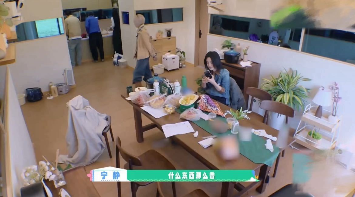 小乐摇滚圈的隐藏主厨 小乐这焖羊肉是开了挂吧？能把静姐香迷糊成那样，隔着屏幕都闻