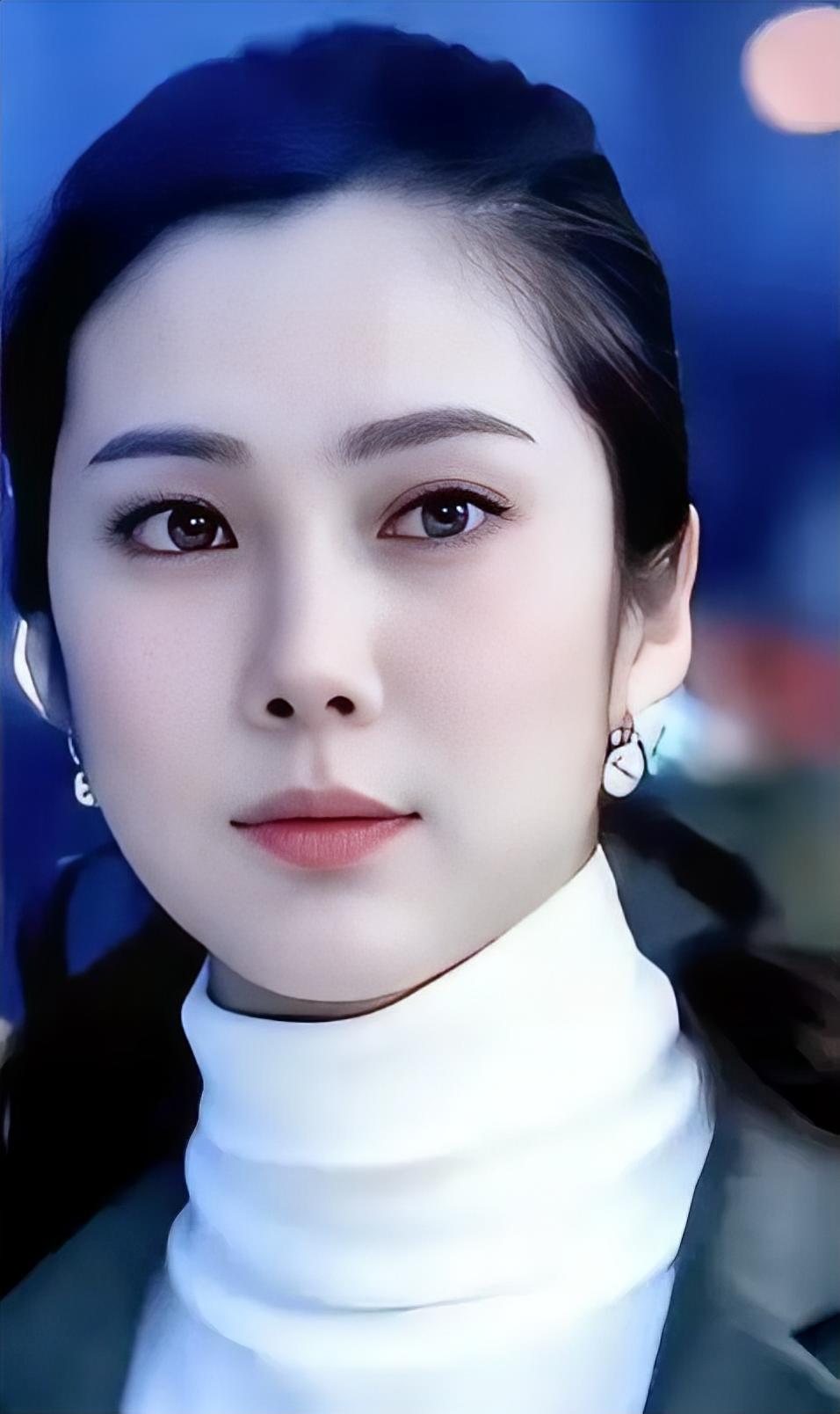 王珂最红时被称为“女版于震”。后来抗日剧被禁了。她跟于震一起消失了。

她是山东