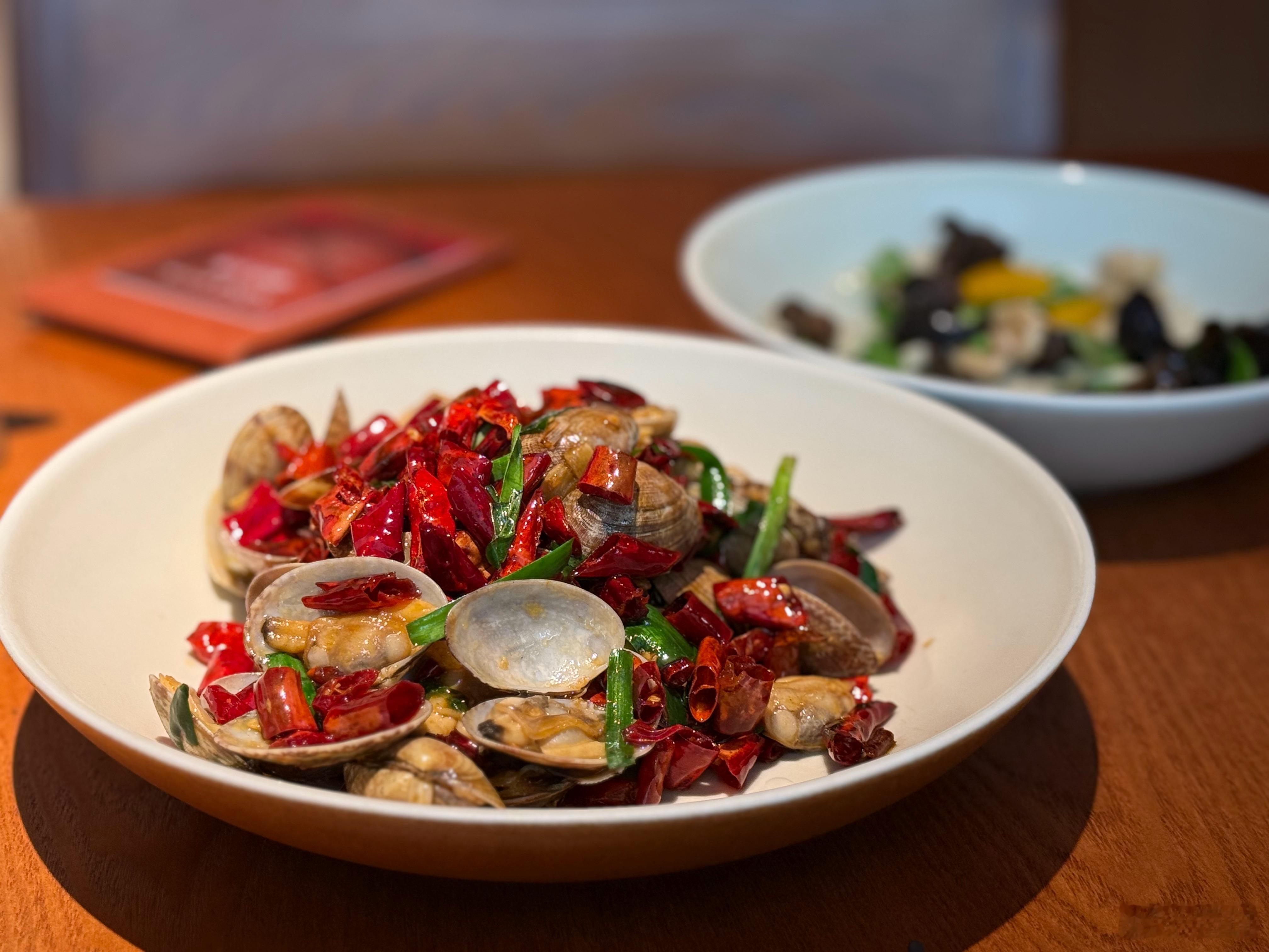 少个饭搭子！小家里除了那位老兄，愿意一起吃这家。孩子们更爱吃的螃蟹和大虾…能够吃