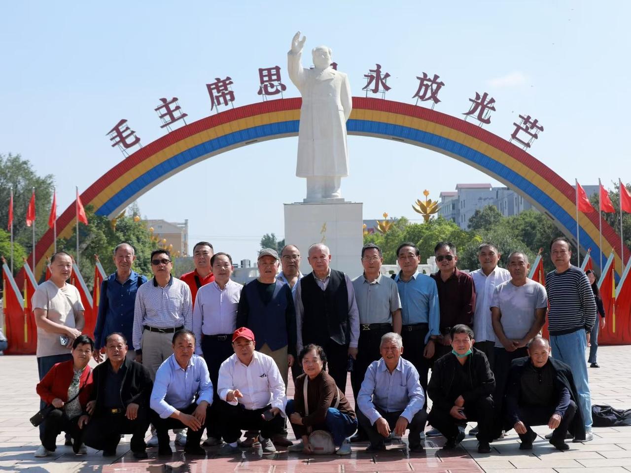 当红色旗帜遇上金秋暖阳，9月25日，走进南街村，踏足这片土地，先赴东方红广场的庄