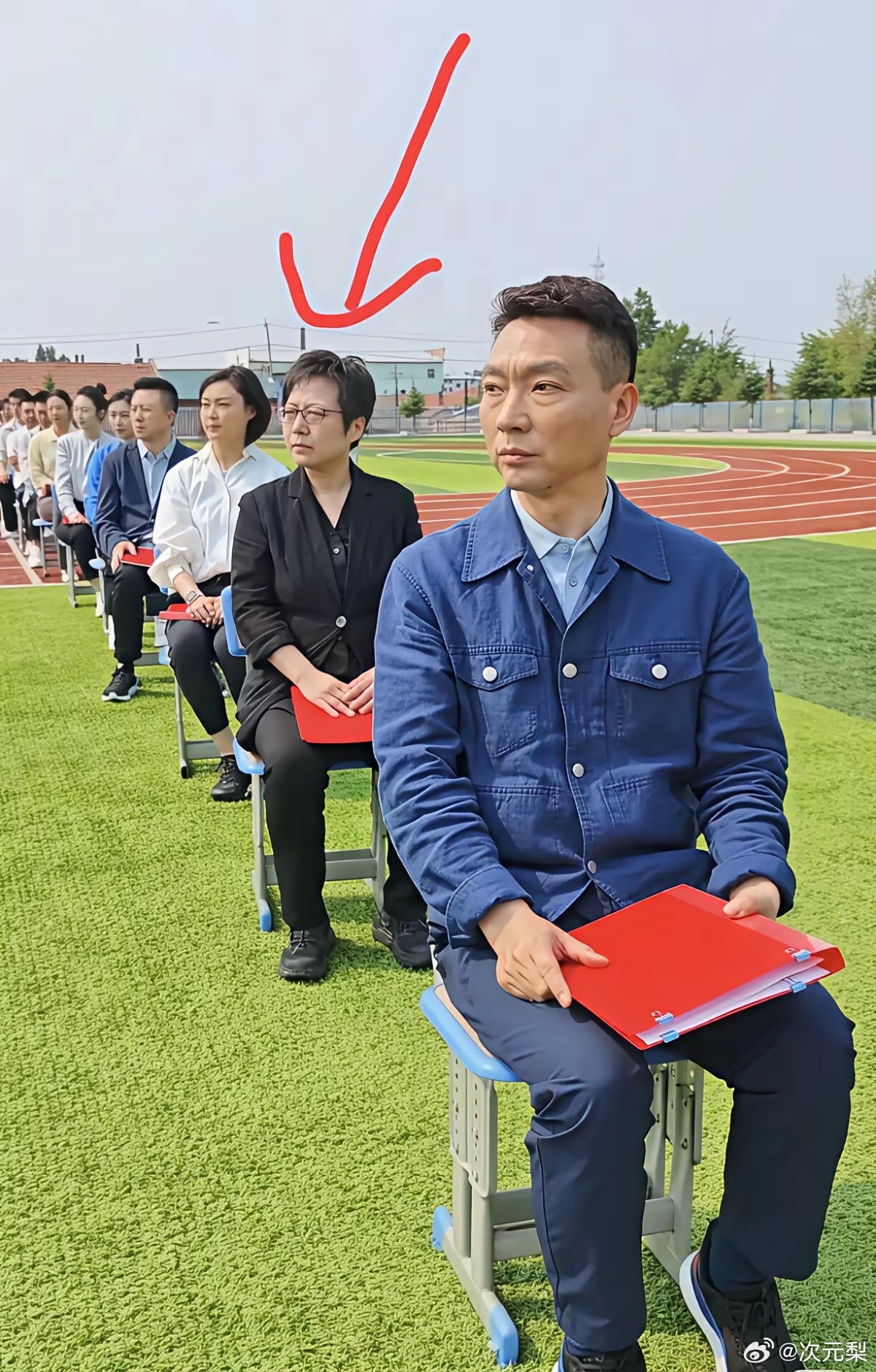 康辉后面这位女士是谁？非常有气质 ​​​