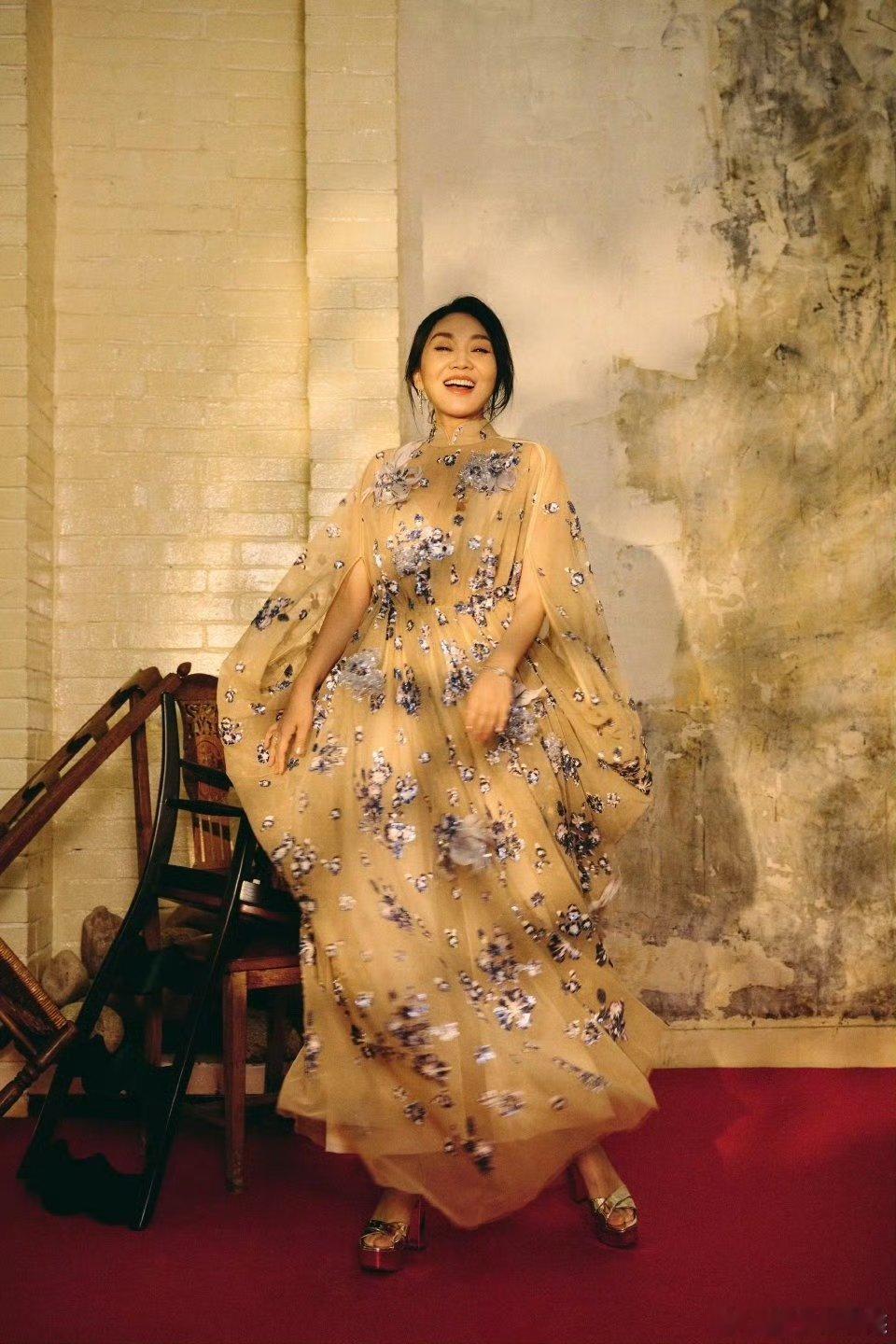 春晚四大女主时髦小姨风  春晚舞台，闫妮等的《假如》，小姨风穿搭出彩！优雅俏皮，