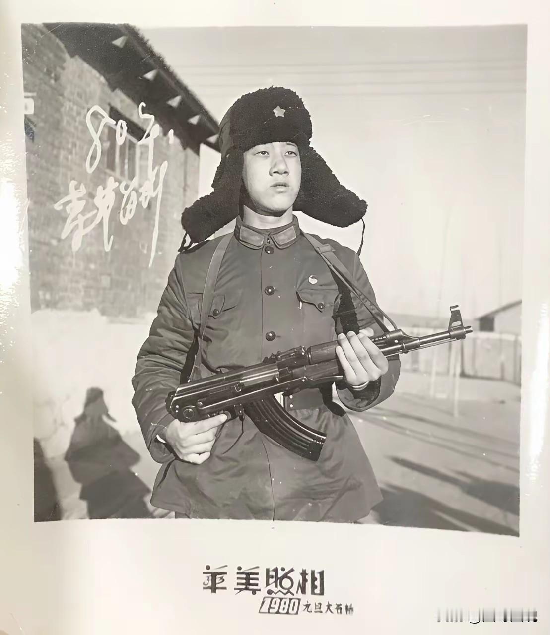 现在终于搞清楚了，原来这名解放军战士手中是56－1式冲锋枪！
这款冲锋枪的特点就