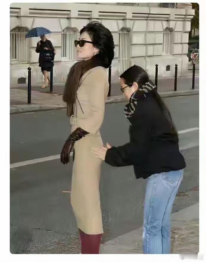 王菲的时尚感是天生的，多少年前，她就穿这样的袜子，那时候谁敢？ 