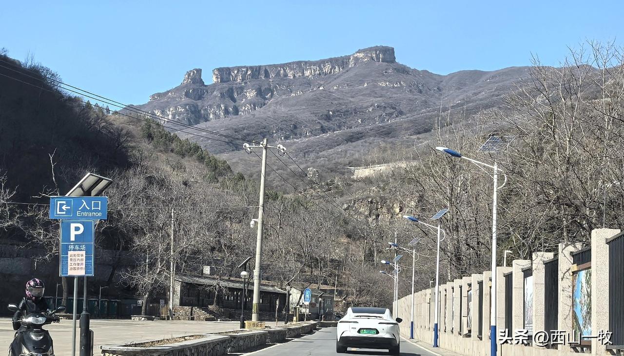 今天去山里玩，遇到一件很无语的事。下了京昆高速后，在乡野间走了一段，路过一个娄X