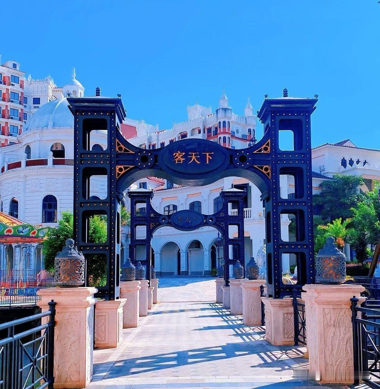 今年冬天的不同“客天下”拱门黑金相映，衬着后方欧式风建筑，白墙穹顶裹着明媚天光。