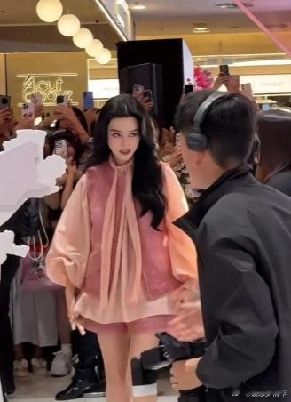 范冰冰现身马来西亚，打扮的漂漂亮亮，真的是岁月不败美人 ​​​