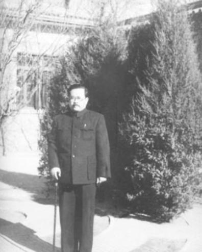 1947年，主席与任弼时发生争执，无人敢上前劝阻。站在窑洞外的一名炊事员，慢慢走