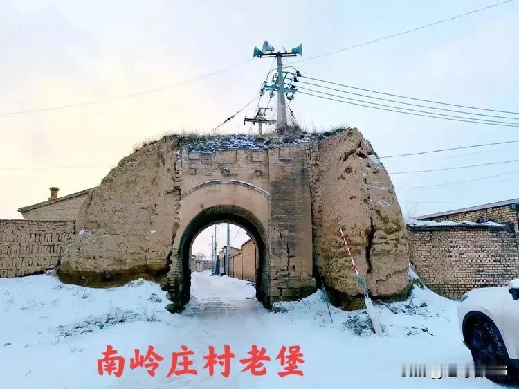 《蔚县文史资料选集》中记载的第四块奇石—王石。

“王石”位于蔚县城北部20多公