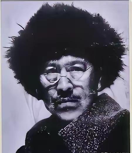 1937年，67岁的大地主戴万龄被日军擒获，为防其逃脱，日军竟用铁丝一头捆住他两