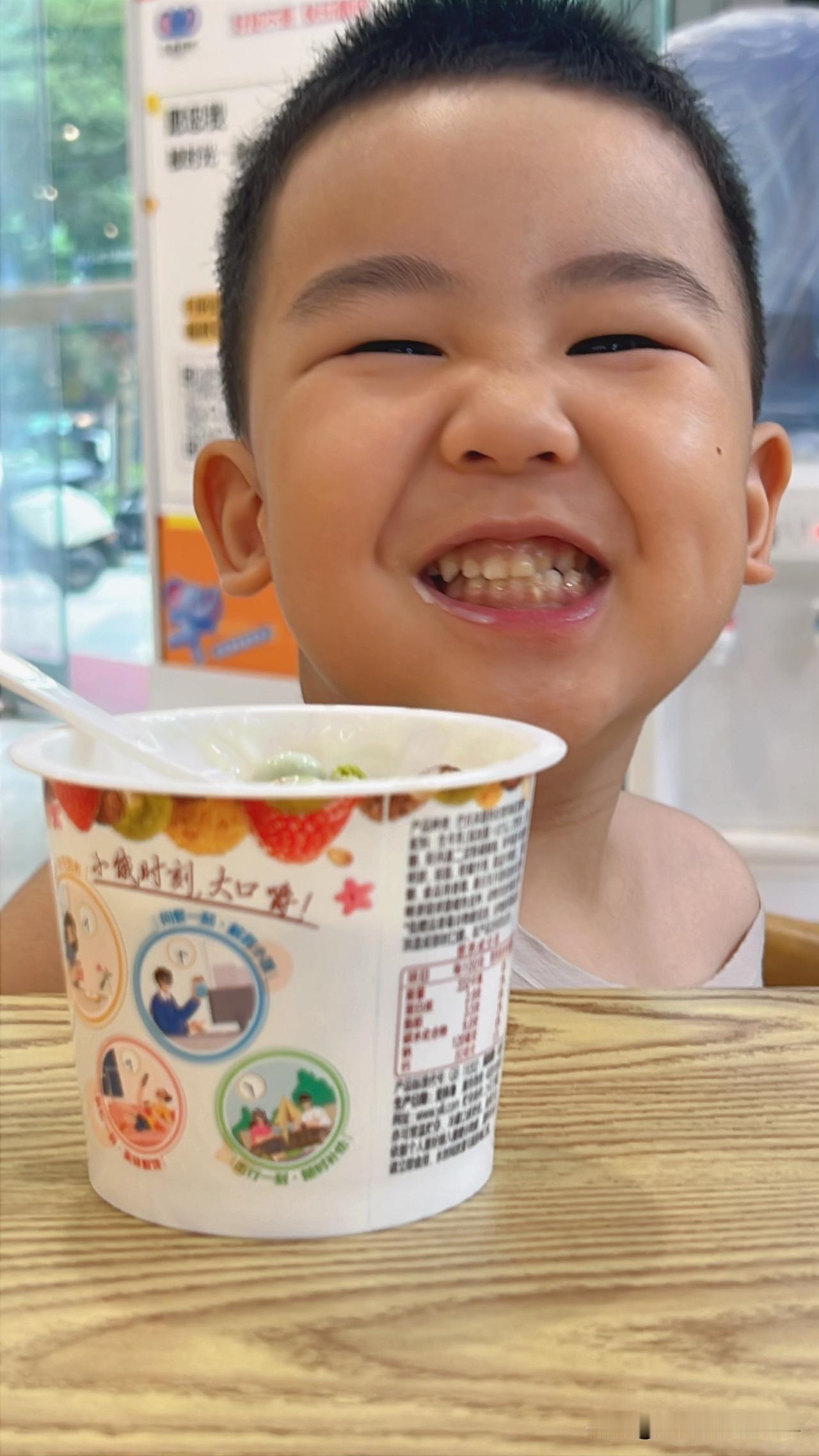 刘震云在《咸的玩笑》中写到：凡是让你顾全大局的，你肯定不在大局里；凡是让你不惜代
