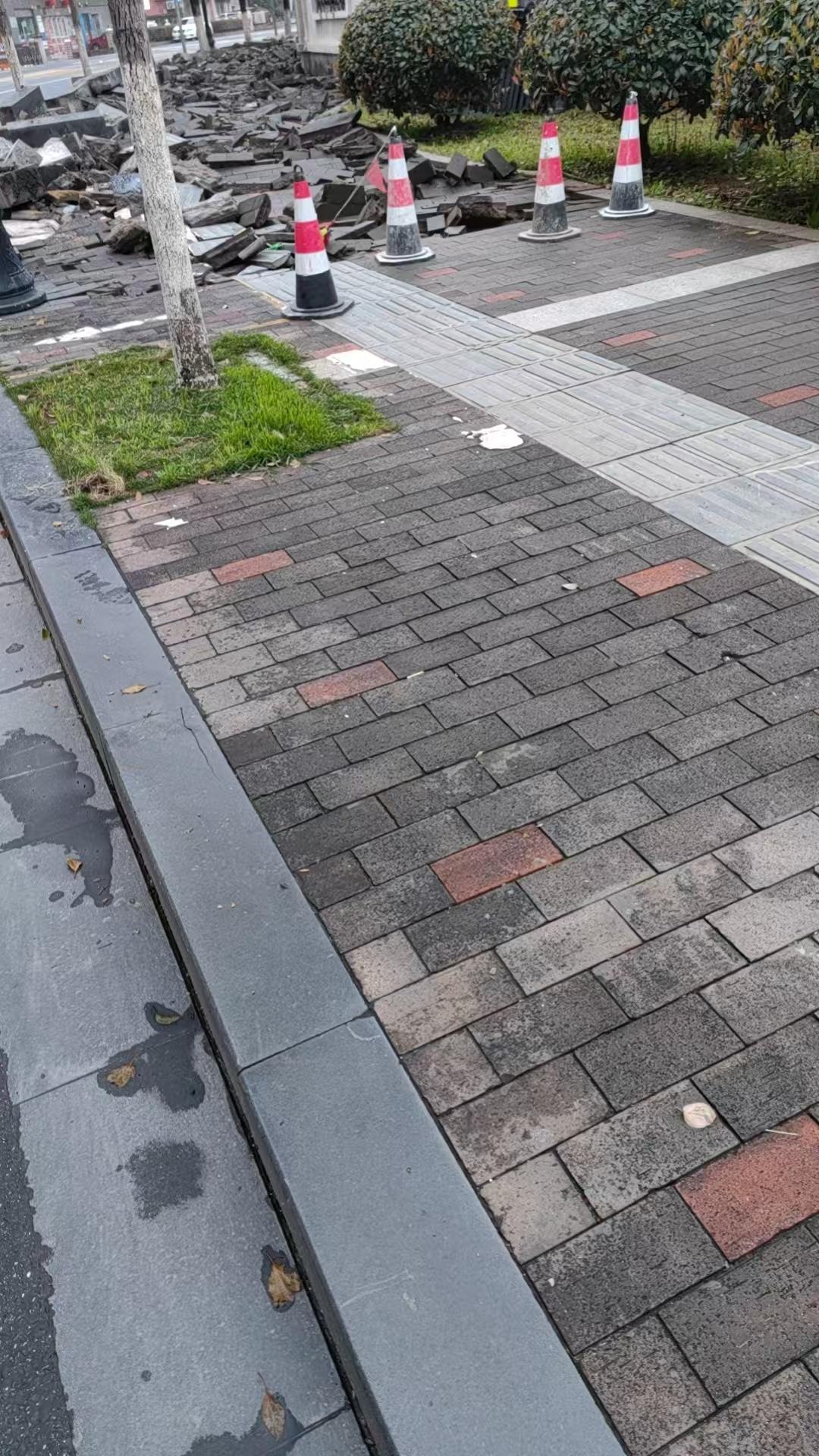 好好的地面却要翻新，令人心痛的资源浪费