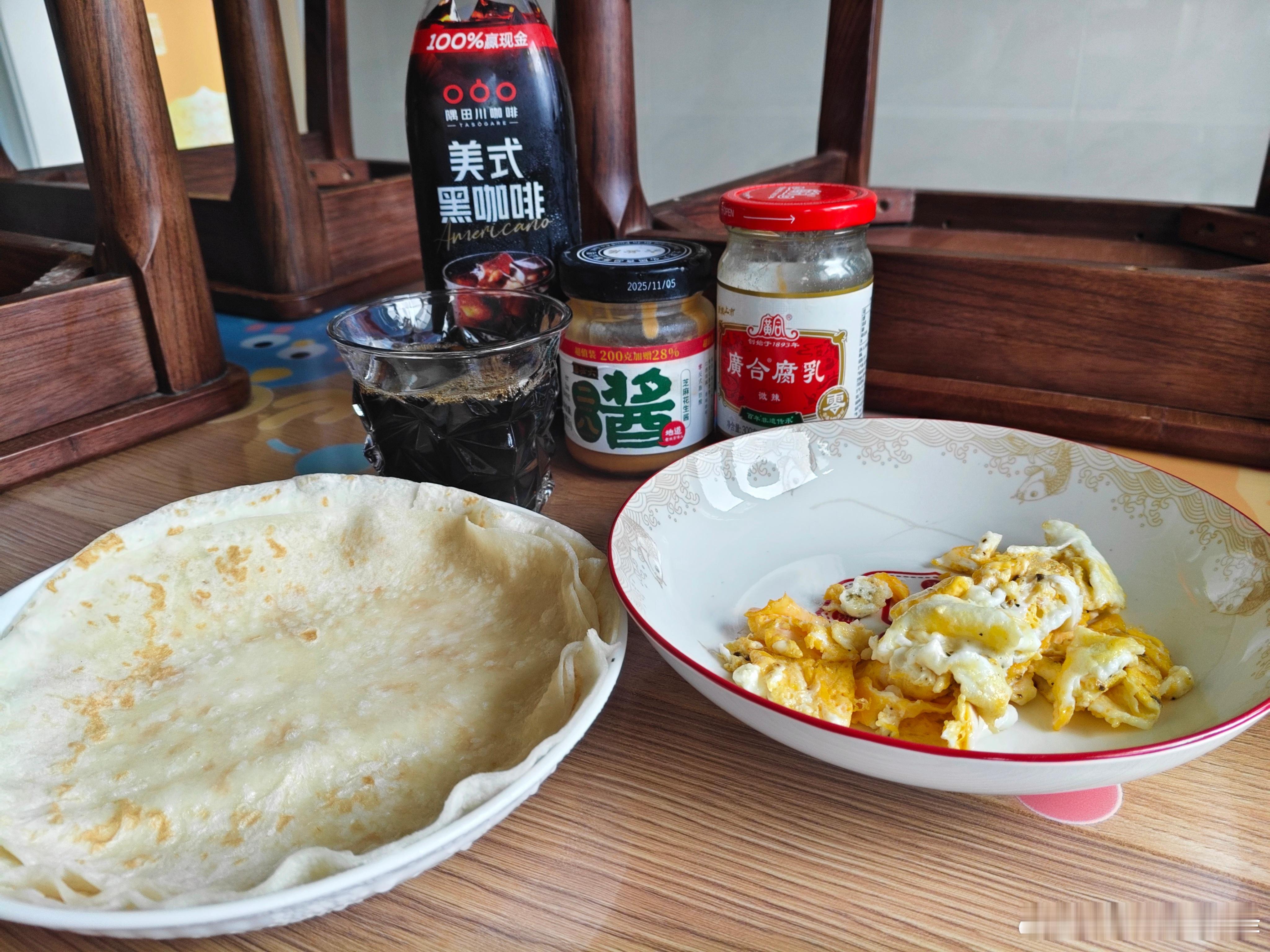 今天两娃吵着要出去吃炸酱面我嫌下雨天我不想出门她们娘仨出去早晨还是要吃东西卷饼吃