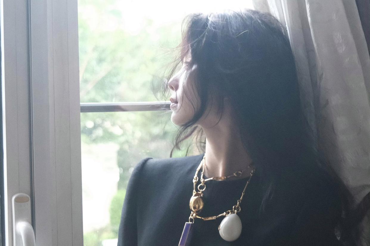 刘诗诗蜷在雕花椅背的瞬间，像从老派欧洲庄园走出来的贵族小姐——
黑裙的金扣是暗夜