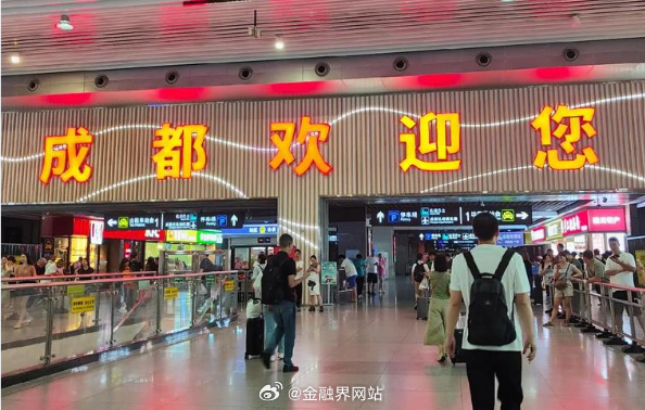 【中国人口第三城要易主了？西部重镇成都持续吸虹逼近北京，高教资源、上市公司数量秒