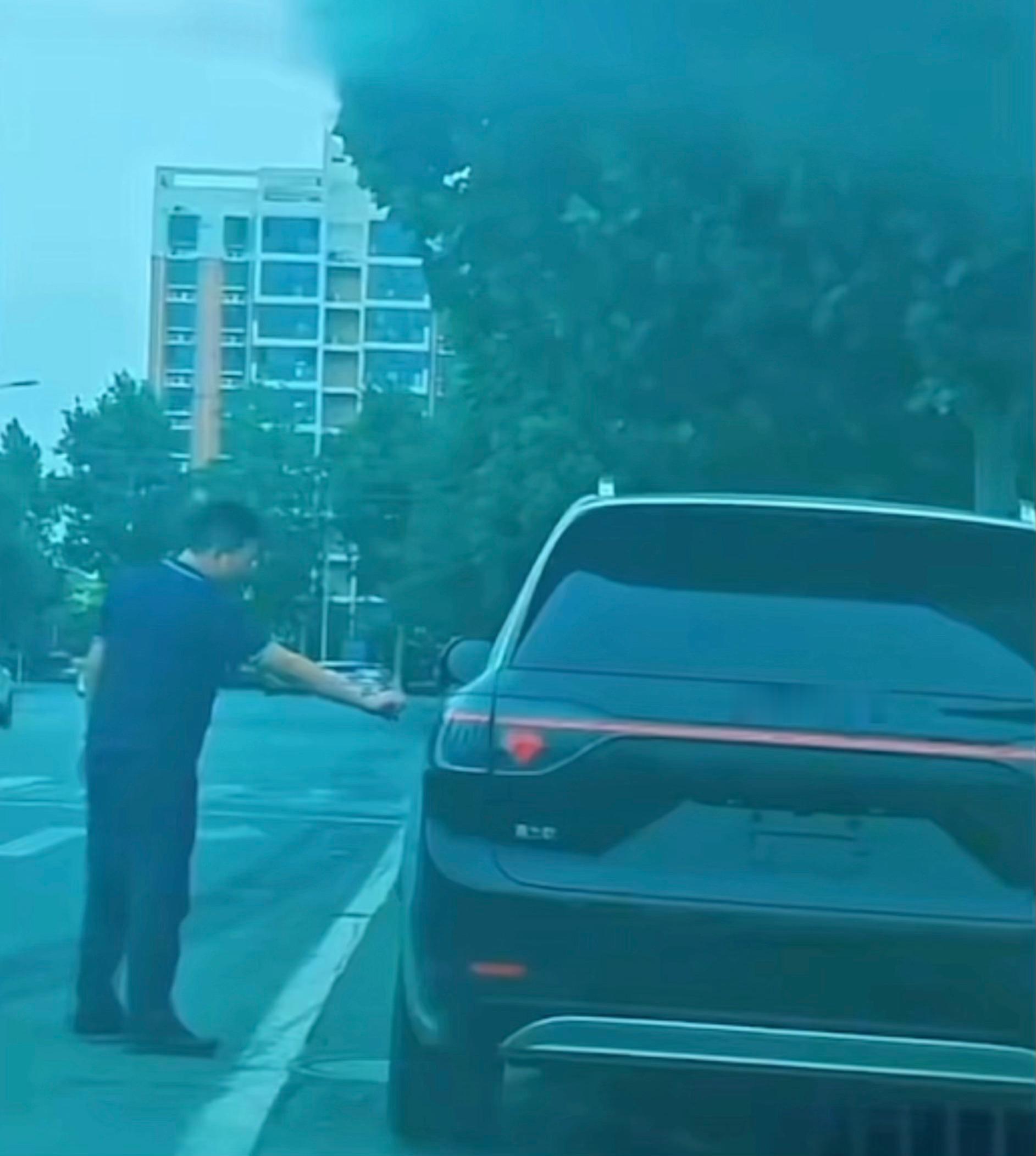 问界的隔空开门有时候确实不理解，车主使用左右手隔空开门尝试多次，愣是一次都没有把