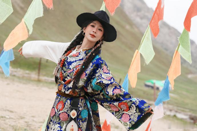 高原上的杨紫杨紫高原妆造 黑礼帽点缀藏风穿搭，杨紫这身造型美到出圈 
