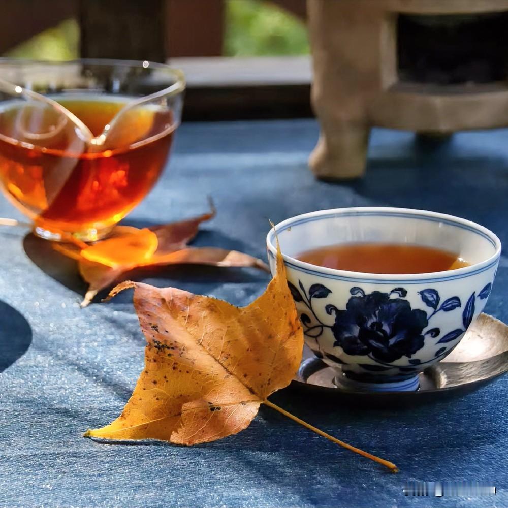 《茶候天心·山坡羊体》
炭炉火旺，铜壶水响，新芽初怯浪头狂。世人忙，意彷徨，茶魂